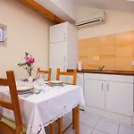 شقة Maslina